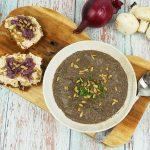 Velouté crémeux aux champignons, toast au chèvre et oignon confit