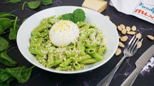 Penne semi complète, burrata, et pesto d'épinards aux amendes