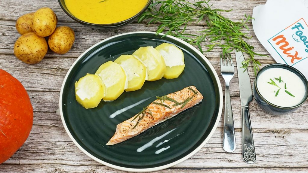Pavé de saumon à l'estragon, pomme de terre vapeur et velouté de potimarron