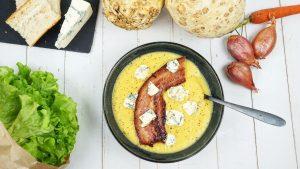 Velouté de céleri au bleu d'Auvergne et lard grillé