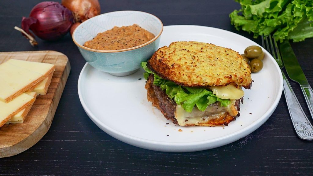 Rösti burger, raclette poivrée fondante et sa sauce provençale