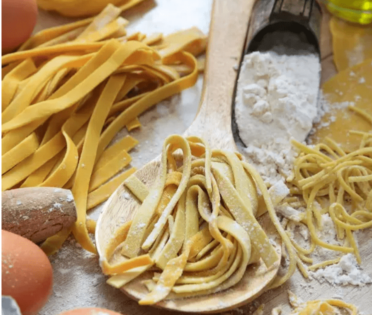 Tagliatelles aux crevettes et pesto maison