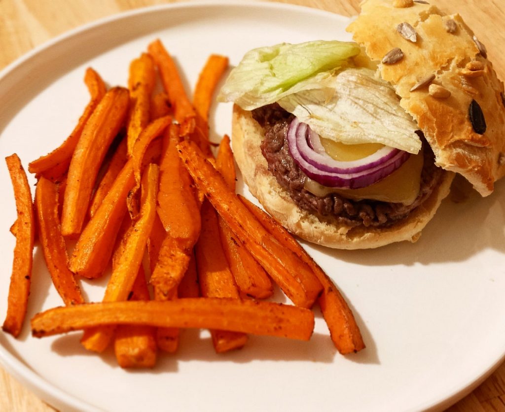 Hamburger maison et frites de carottes