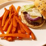 Hamburger maison et frites de carottes