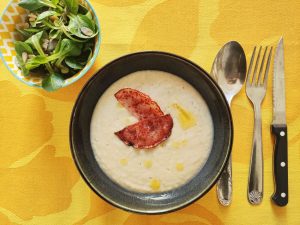 Velouté de topinambours et chips de jambon du pays