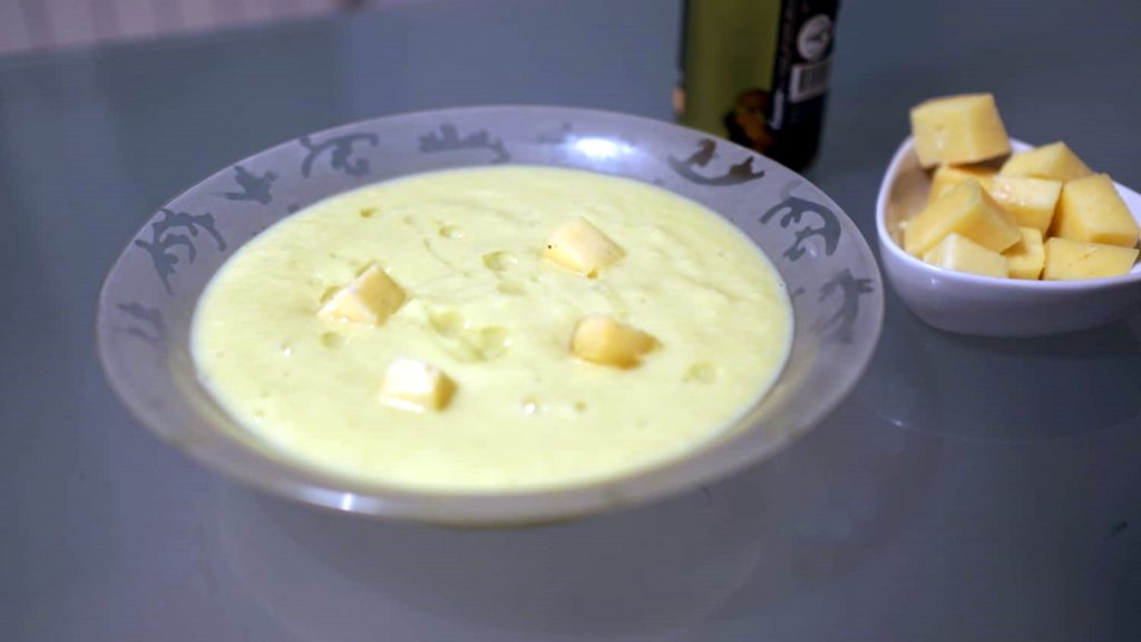 Velouté pomme de terre poireaux à l'huile de truffe et cantal