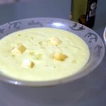 Velouté pomme de terre poireaux à l'huile de truffe et cantal