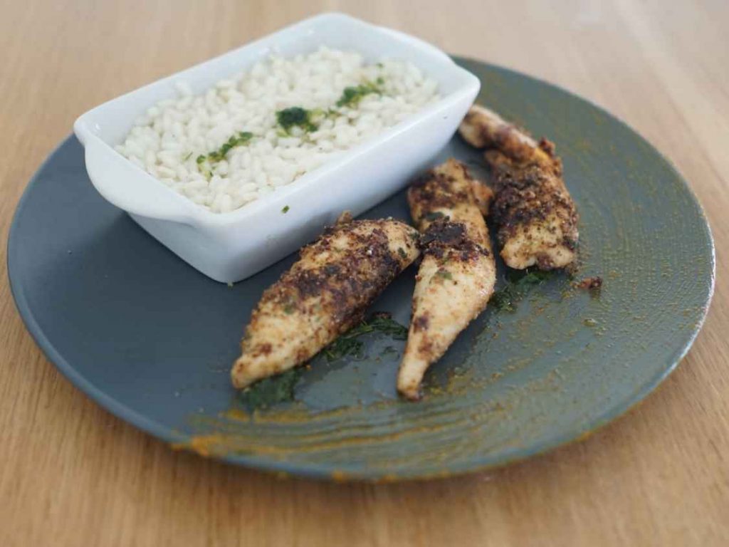 Filet de poulet en croute de cacahuète mariné à la sauce soja.