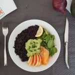 Bowl avocat, truite fumée, riz noir et granny