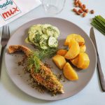 Filets de truite en croûte d'amande, pommes de terre rôties et concombre à l'aneth