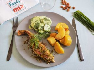 Filets de truite en croûte d'amande, pommes de terre rôties et concombre à l'aneth