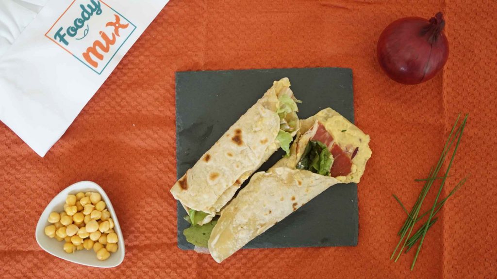 Wrap de houmous jambon de pays oignon rouge ciboulette et salade