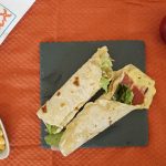 Wrap de houmous jambon de pays oignon rouge ciboulette et salade