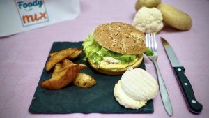 Burger végétarien, galette de chou-fleur, pélardon coulant et potatoes