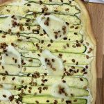 Pizza courgettes mozza et pignons torréfiés