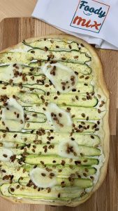 Pizza courgettes mozza et pignons torréfiés