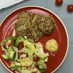 Galette de quinoa, courgette, chèvre et salade aux pommes