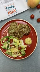 Galette de quinoa, courgette, chèvre et salade aux pommes