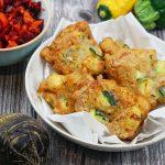 Beignets de courgette croustillants avec une salade de carotte et betterave.