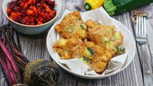 Beignets de courgette croustillants avec une salade de carotte et betterave.