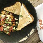 Croque monsieur chèvre et pesto, salade composé oignons rouge, concombre