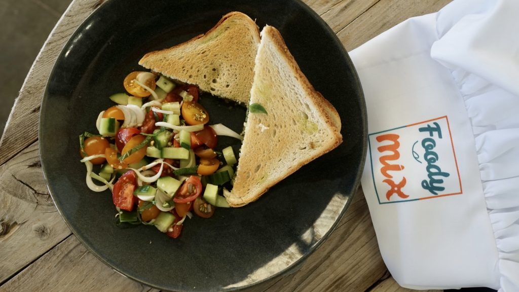 Croque monsieur chèvre et pesto, salade composé oignons rouge, concombre