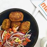 Falafels à la menthe et salade à l'avocat e aux oignons rouges