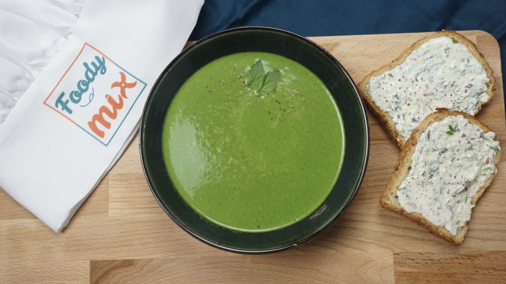 Soupe de jeunes pousses d'épinard, tartines de fromage frais et radis