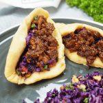 Bao bun au porc braisé et salade de chou rouge