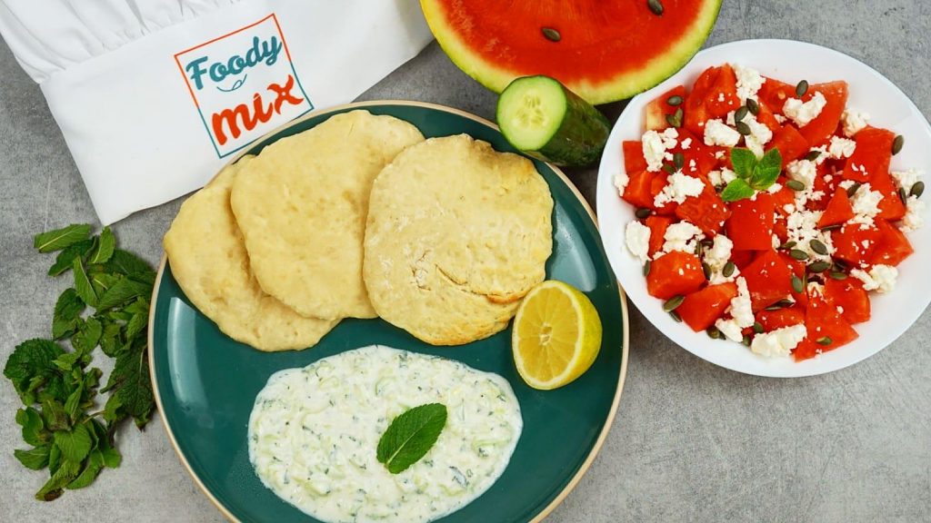 Pain pita, tzatziki, salade de pastèque feta et graines de courges