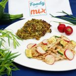 Poisson et crumble aux herbes fraîches, salade de soba courgettes et radis