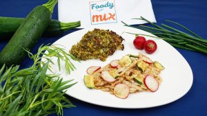 Poisson et crumble aux herbes fraîches, salade de soba courgettes et radis