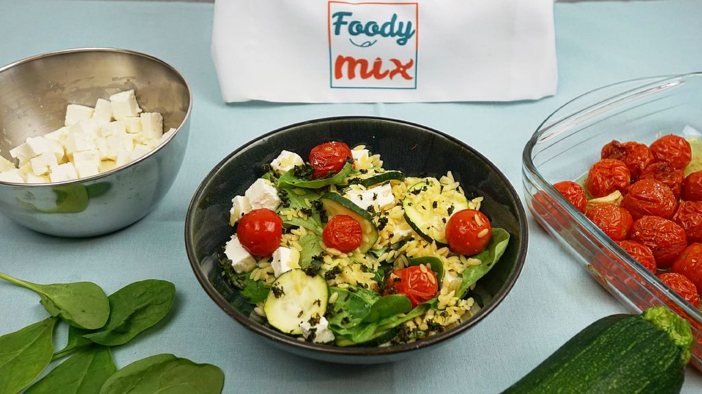 Orzo aux tomates rôties, féta et courgettes aux herbes