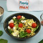 Orzo aux tomates rôties, féta et courgettes aux herbes