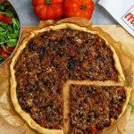 Tarte au thon, fromage frais, olives et tomates