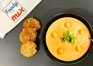 Beignets-de-courgette-jambon-cru-et-soupe-de-melon-glacee