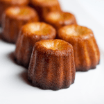 Cannelés ibériques de polenta, salade fraîche