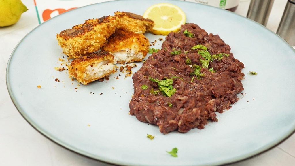 Poisson pané maison et Frijoles refritos