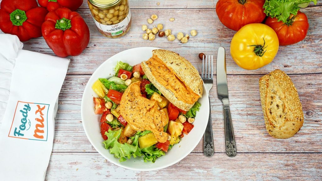 Houmous de poivrons rôtis et féta, salade de tomate et noisette torréfiée