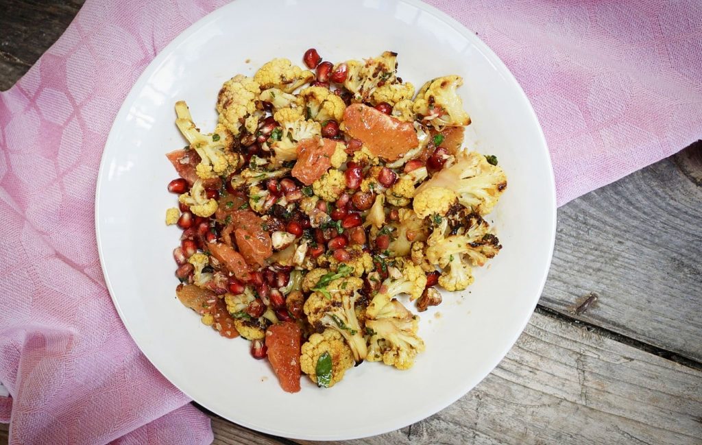 Chou-fleur rôti en salade, bille de grenade et suprême de pamplemousse