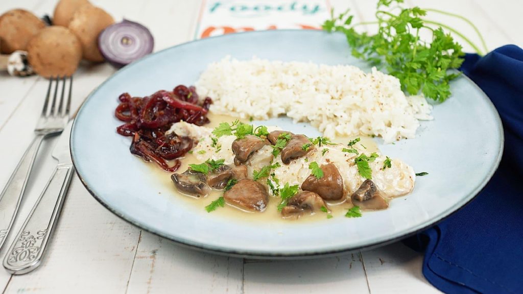 Blanquette de poisson aux champignons bruns, pickles d'oignons rouges