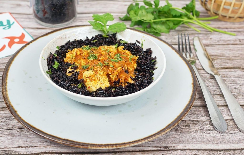 Poulet coco, tomate, coriandre et riz noir