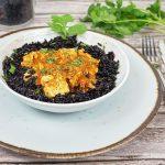 Poulet coco, tomate, coriandre et riz noir