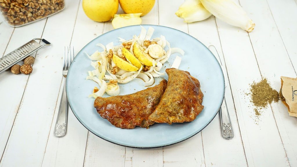 Chausson à la farine de chanvre fourré au Jambon et Comté AOP, salade d'endive pomme et noix