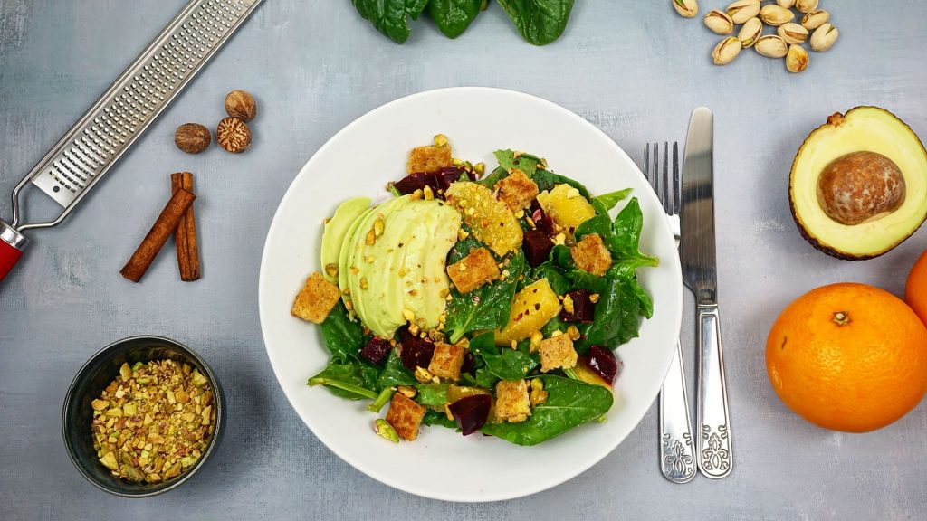 Salade de polenta poêlée, avocat, pistaches et suprême d'orange