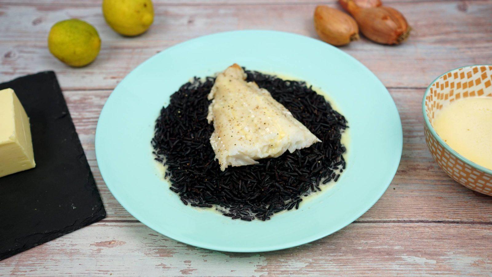 Filet de poisson blanc, sauce beurre blanc et riz noir de Camargue