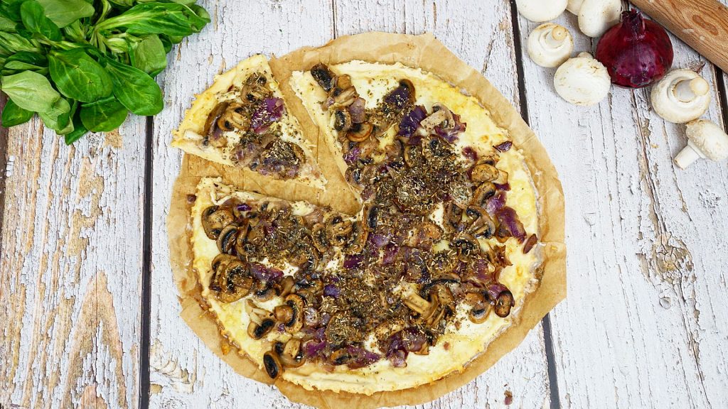 Pizza bianca sur naan aux champignons poêlés avec de l'origan et de l'ail