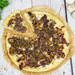 Pizza bianca sur naan aux champignons poêlés avec de l'origan et de l'ail