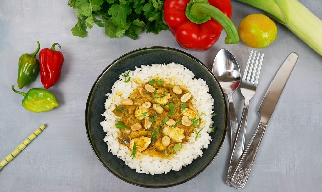 Poulet au curry vert et lait de coco avec du riz, du poireau et des cacahuetes