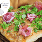 La Focaccia de Lisette au Kaltbach (fromage Suisse) et jambon de pays avec de la roquette et de l'origan
